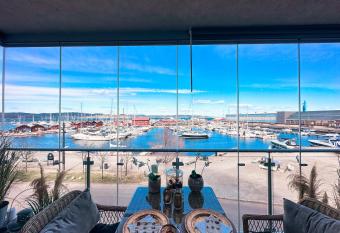 Holmestrand, leilighet p   bryggekanten allows 18 year olds to book a room