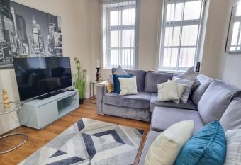 2 Bedroom - City Centre Location - perfect for family   s allows 18 year olds to book a room