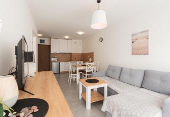 Horyzont Apartamenty -Bia  y Domek allows 18 year olds to book a room