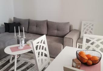 Zgrada, stan allows 18 year olds to book a room