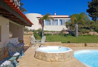 Komfortable Villa auf gro  em Grundst  ck mit Pool has rooms with a private hot tub