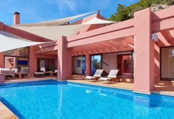 Villa en Ibiza has rooms with a private hot tub
