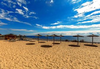 Two Bedroom Apartment T2S, by the sea, Wifi, heated pool allows 18 year olds to book a room