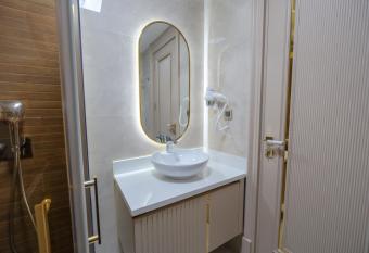 Elysium Deluxe Suites Antalya has rooms with a private hot tub