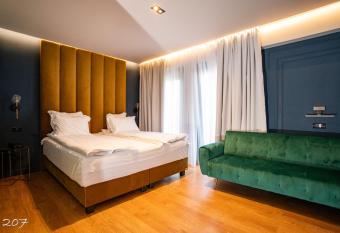 Cosmopolita Boutique Hotel has rooms with a private hot tub