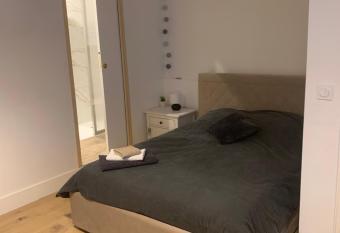 Joli studio centre village allows 18 year olds to book a room