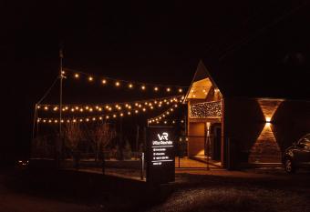Villa Rexhes has rooms with a private hot tub