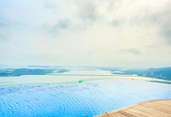 A LA CARTE H    LONG Bay View 1 has rooms with a private hot tub