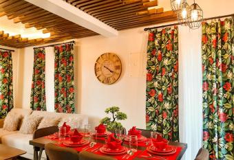 Tropical Vibe Homestay has Balcony rooms