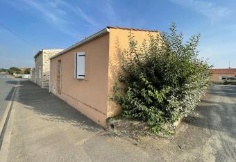 Charmante maison aux sables 6 personnes has rooms with a private hot tub