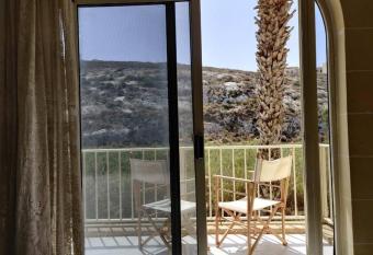 Spacious 3 Bedroom Apt Xlendi with views & Acs using a coin meter has Balcony rooms