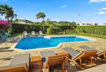 Luxury 6 Bedroom Villa In Gated Community allows 18 year olds to book a room