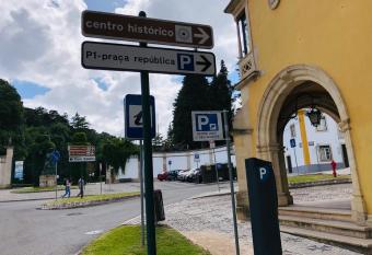 P   do Castelo Casinha allows 18 year olds to book a room