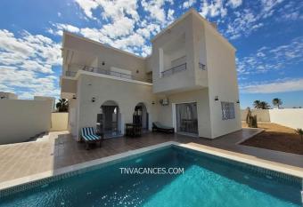 villa neuve avec piscine priv  e , sans Vis    vis has Balcony rooms