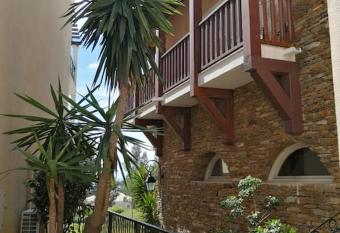 Studio 25m   vue mer, Cap Esterel has rooms with a private hot tub