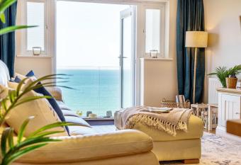 Carbis Bay - Luxury 3 Bed Penthouse Apartment with Sea Views Parking Sauna Balcony has Balcony rooms