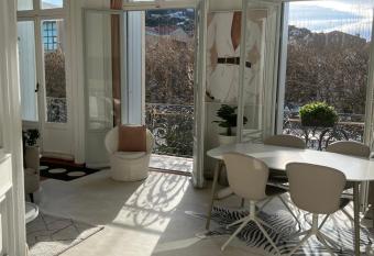 Deux Pi  ces Luxe - Le Casanova allows 18 year olds to book a room