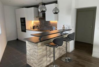 Joli 2 pi  ces has Balcony rooms