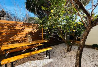 Studio - Maisonnette pr  s des plages allows 18 year olds to book a room