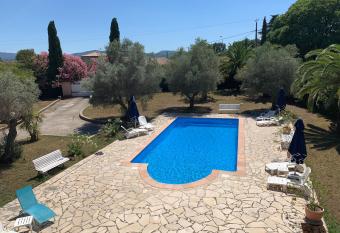 Les Palmiers has Balcony rooms