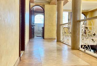 Luxury's House has rooms with a private hot tub