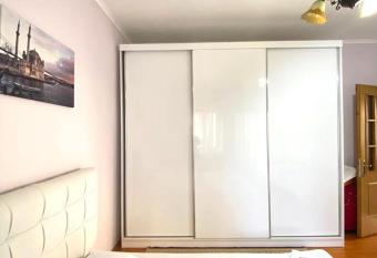 Eli   s Guest House has rooms with a private hot tub