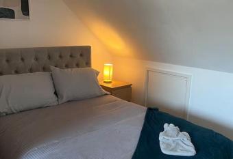 Studio flat Cardiff Bay allows 18 year olds to book a room
