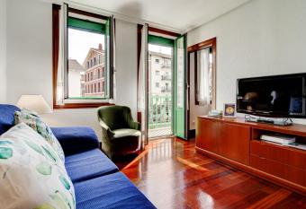 Luminoso apartamento en el centro de Hondarribia has Balcony rooms