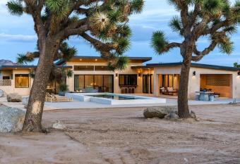 Sol e Cielo Casa Una rare luxury oasis and pool has rooms with a private hot tub