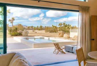 Sol e Cielo Casa Dua rare luxury oasis w pool has rooms with a private hot tub