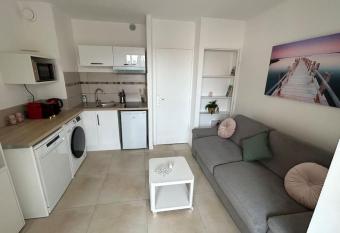 Joli Studio    Sanary-sur-Mer has Balcony rooms