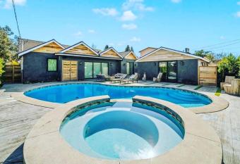 Tulum Style in Sherman Oaks has Smoking rooms