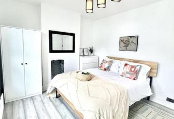 Spacious Modern Victorian House in Rochester has Balcony rooms