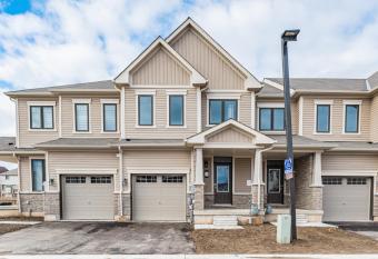 Luxury Townhouse close to Fairview Casino in Niagara Falls has Balcony rooms