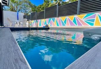 Villa les pastels allows 18 year olds to book a room