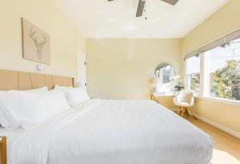 Cozy Sunny Brand-new Apt 1 Block From The Beach allows 18 year olds to book a room