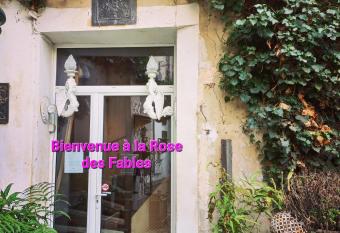 Location meubl   de tourisme La Rose des Fables has Balcony rooms