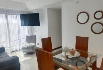 Excelente ubicaci  n y acogedor apartamento allows 18 year olds to book a room