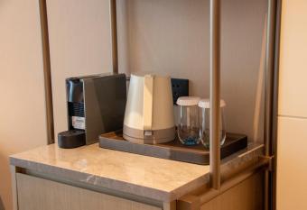 LN Dongfang Hotel, Pazhou has rooms with a private hot tub