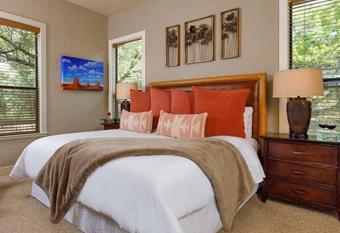 Blair House Inn and Spa has rooms with a private hot tub