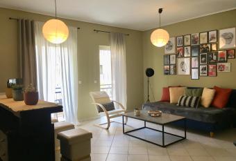 Traveler s Nest - Central Apartment has Balcony rooms