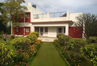 FARM HOUSE - ENTIRE PLACE - HOME AWAY FROM HOME. has Balcony rooms