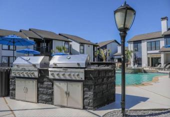 Cozy 1br w 10 pools and coffee maker has Balcony rooms