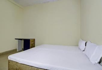 SPOT ON 81062 Moonlight Hotel allows 18 year olds to book a room