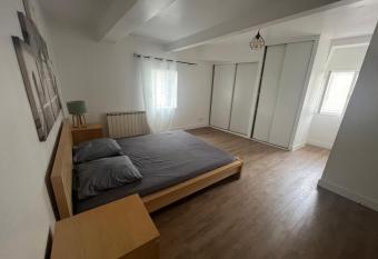 Joli appartement T3 centre historique B  ziers - wifi has Balcony rooms