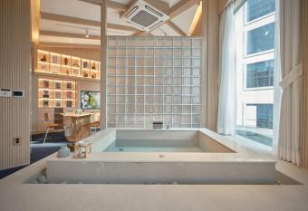 UH Suite Seoul Square has rooms with a private hot tub