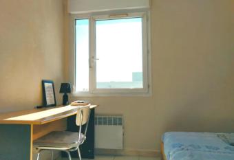 Au c  ur du grand Lyon    c  t   de la gare Part-Dieu allows 18 year olds to book a room