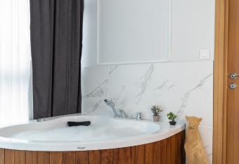 The Hera Maltepe Otel & Spa has rooms with a private hot tub