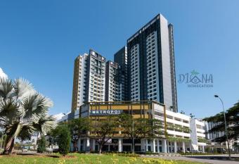 NEW Metropol Homestay with Swimming Pool has Balcony rooms