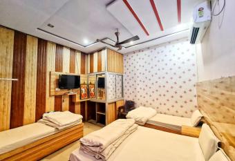 Sangam Palace Guest House allows 18 year olds to book a room